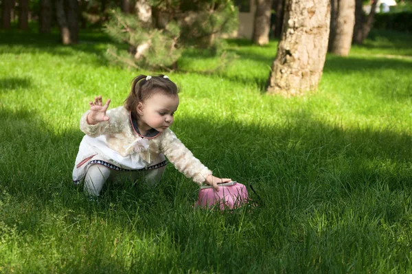 Ein kleines Mädchen hat Spaß auf dem Rasen — Stockfoto