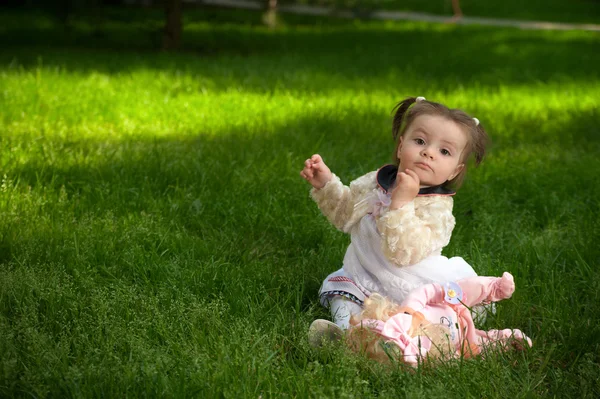 Babbie spielt im Park mit ihrem Spielzeug — Stockfoto