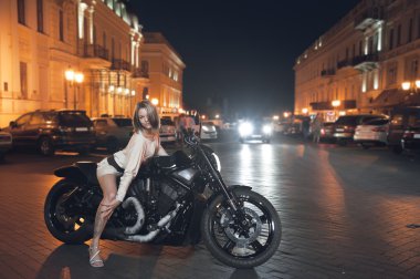 kadın bir motosiklet