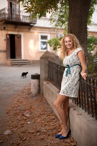 Femme en vêtements blancs — Photo