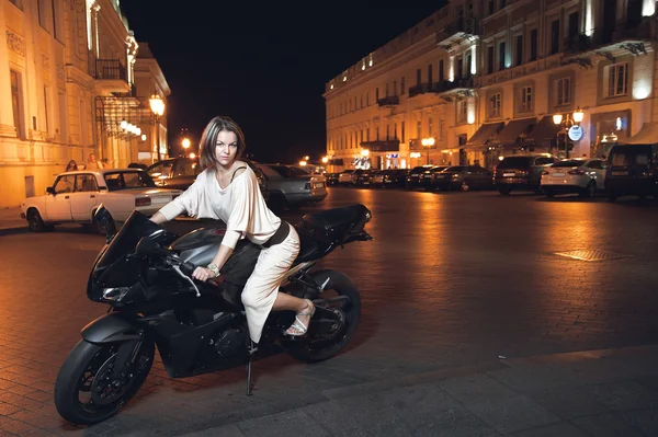 Kadın bir motosiklet — Stok fotoğraf