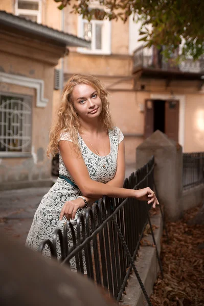 Femme en vêtements blancs — Photo