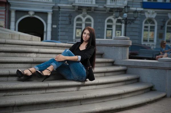 Mujer sentada en las escaleras — Foto de Stock