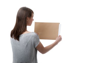 Kadın zarfı açılır