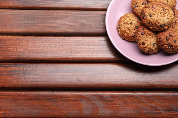 Galletas en una mesa de madera — Foto de Stock