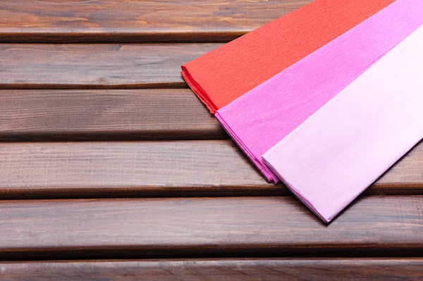 Papel de color sobre la mesa —  Fotos de Stock