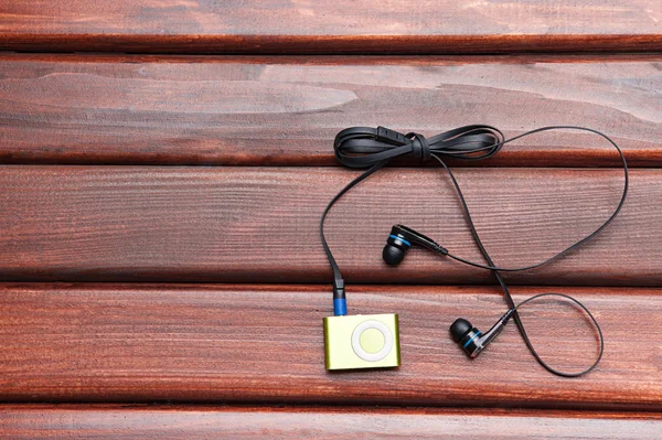 MP3 player em uma mesa de madeira — Fotografia de Stock