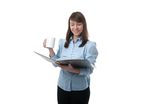 Młoda kobieta czytanie dokument i picia kawy — Zdjęcie stockowe