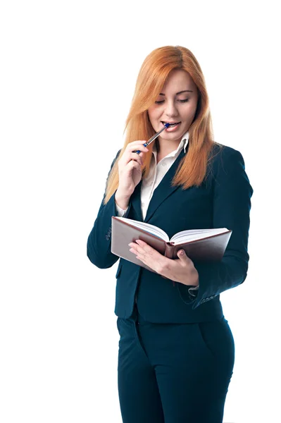 Mujer de negocios de cabello rojo coqueta escribe en el diario — Foto de Stock