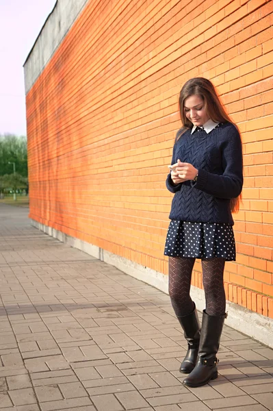 Young woman enjoying a smartphone — Stock Photo, Image