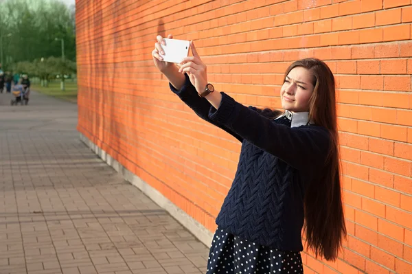 Mujer joven tomando selfie con cámara de teléfono inteligente — Foto de Stock