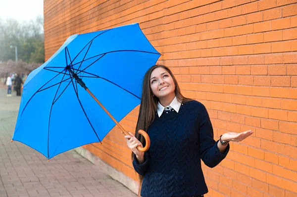 Wesoły młoda kobieta z parasolem — Zdjęcie stockowe