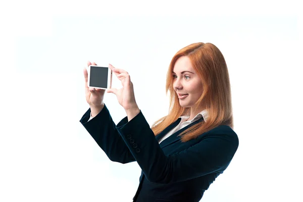 Schöne Frau macht Selfie mit Smartphone-Kamera — Stockfoto