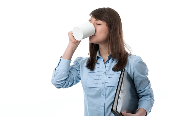 Mujer joven bebiendo café — Foto de Stock