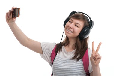 Genç kadın alarak selfie smartphone kamera ve dinleme t