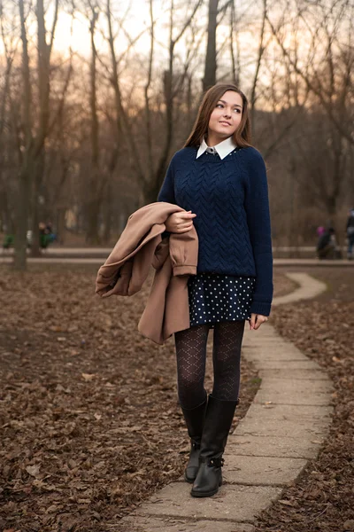 Jeune femme en plein air — Photo