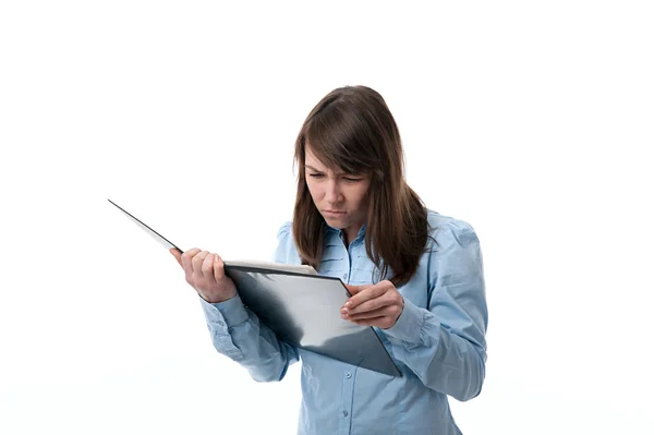 Ung kvinna läser ett kontrakt — Stockfoto
