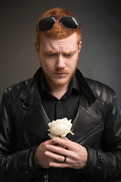 Uomo barbuto con una rosa bianca in mano — Foto Stock