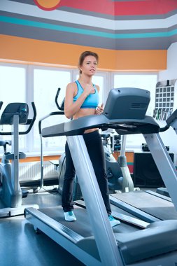 Bir koşu bandı üzerinde mutlu kadın