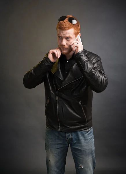 Man met de baard aan de telefoon — Stockfoto