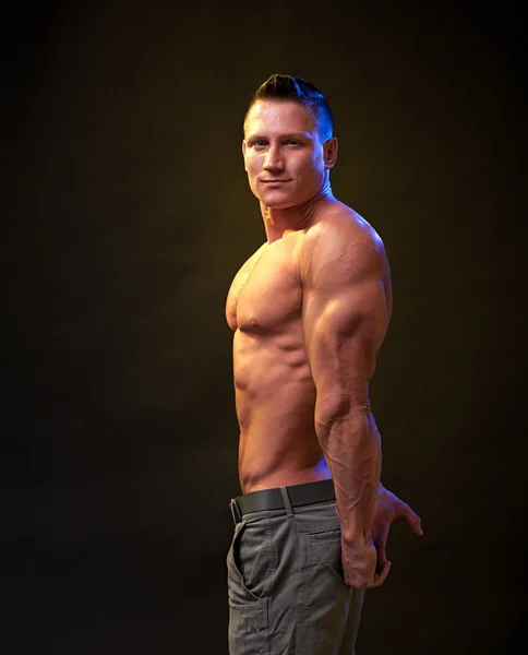 Uomo forte mostrando tricipiti muscolare — Foto Stock