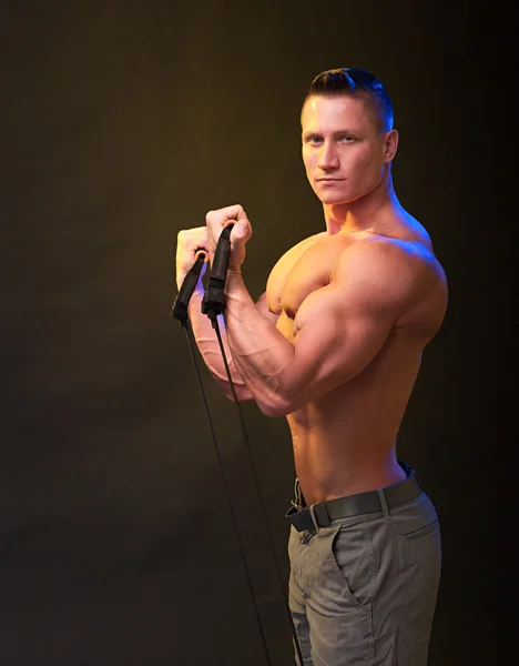 Silný muž zobrazeno biceps sval — Stock fotografie