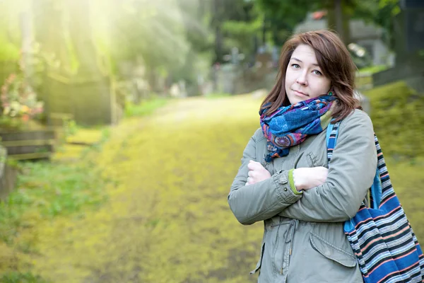 Triste femme dans le parc — Photo