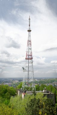 radyo kulesi kasvetli gökyüzü arka plan üzerinde