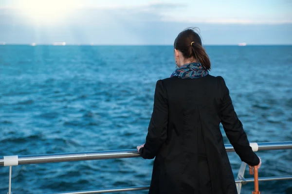 Mujer mira el horizonte del mar — Foto de Stock