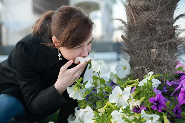 Çiçekler yanında mutlu kadın — Stok fotoğraf