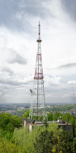 radyo kulesi kasvetli gökyüzü arka plan üzerinde