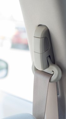 Beyaz bir arka plan üzerinde emniyet kemeri