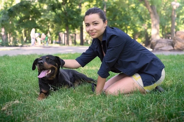 Hermosa mujer caminando un Rottweiler — Foto de Stock