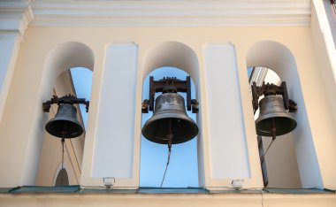 Tuğla duvarın yanında eski bronz çan