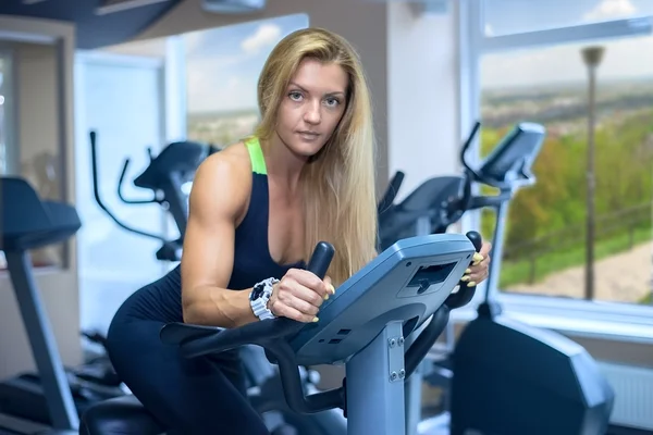 Žena se vyvíjí kardio fitness klub — Stock fotografie