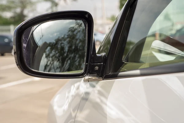 Espelho retrovisor no carro — Fotografia de Stock