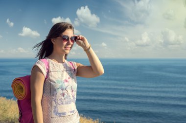 bir kadın bir sırt çantası ile deniz kıyısı seyahat