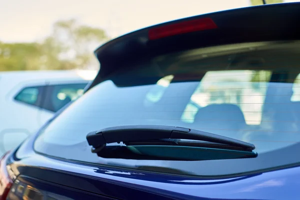 A kék autó hátsó ablaktörlő — Stock Fotó