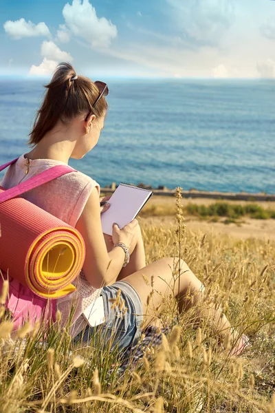 The traveler keeps a diary in the hike — Stock Photo, Image