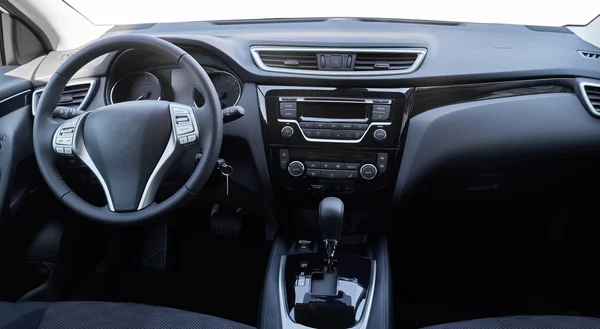 Vista del interior de un automóvil moderno que muestra el salpicadero — Foto de Stock