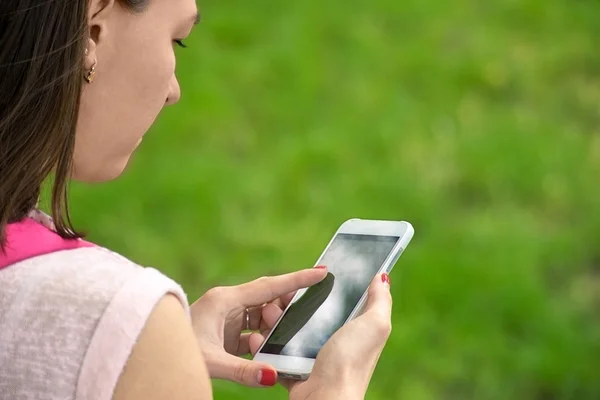 A telefon a kezében a nő — Stock Fotó