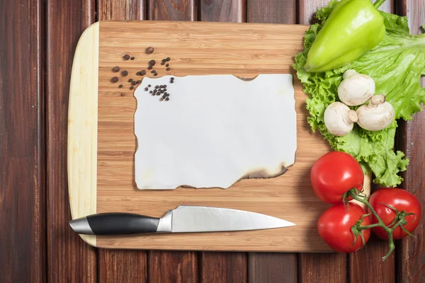 Verduras y papel en la mesa de la cocina —  Fotos de Stock