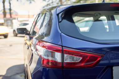 Zarif mavi araba Far açık havada