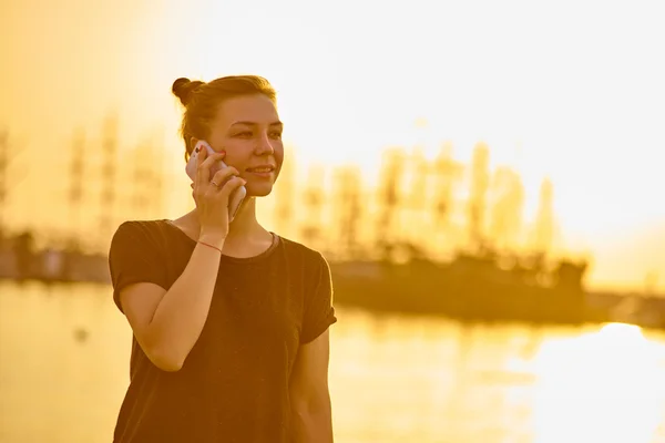 Mulher feliz falando ao telefone — Fotografia de Stock