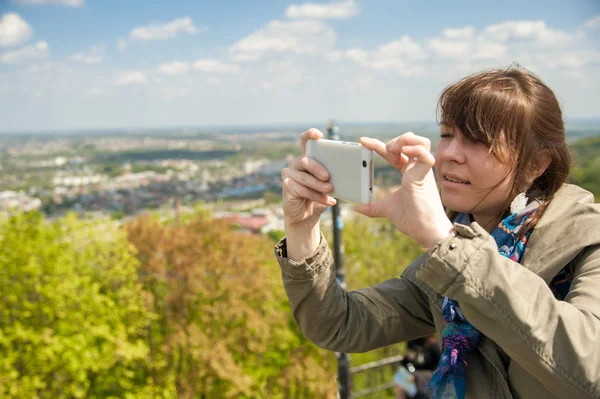 Mujer tomando fotos en la naturaleza del teléfono — Foto de Stock
