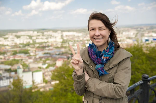 Femme heureuse dans la nature — Photo