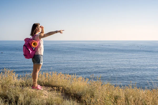 Turista se dívá na krásný horizont — Stock fotografie