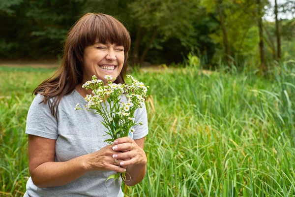 Sonrisa mujer adulta en el bosque — Foto de Stock