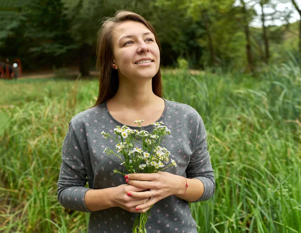 Femme heureuse dans la forêt — Photo