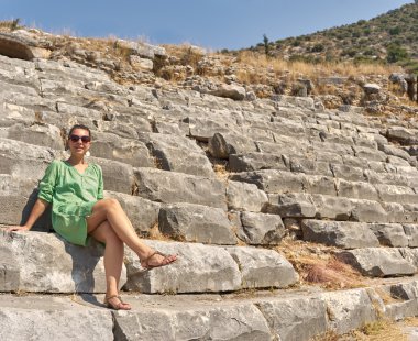 Colosseum kalıntıları üzerine güzel bir kadın. Türkiye, Kemer.